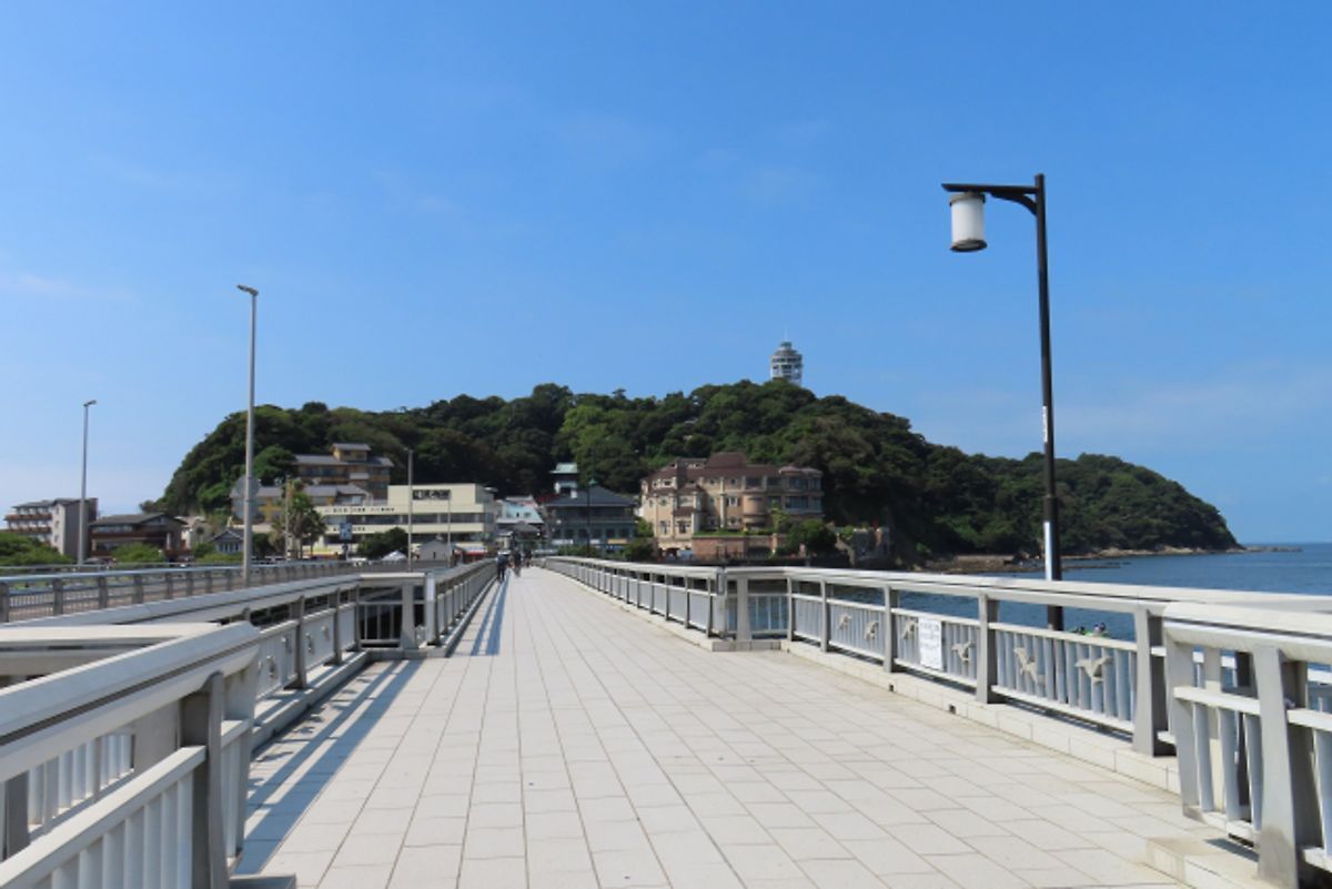 江の島大橋から望む江の島