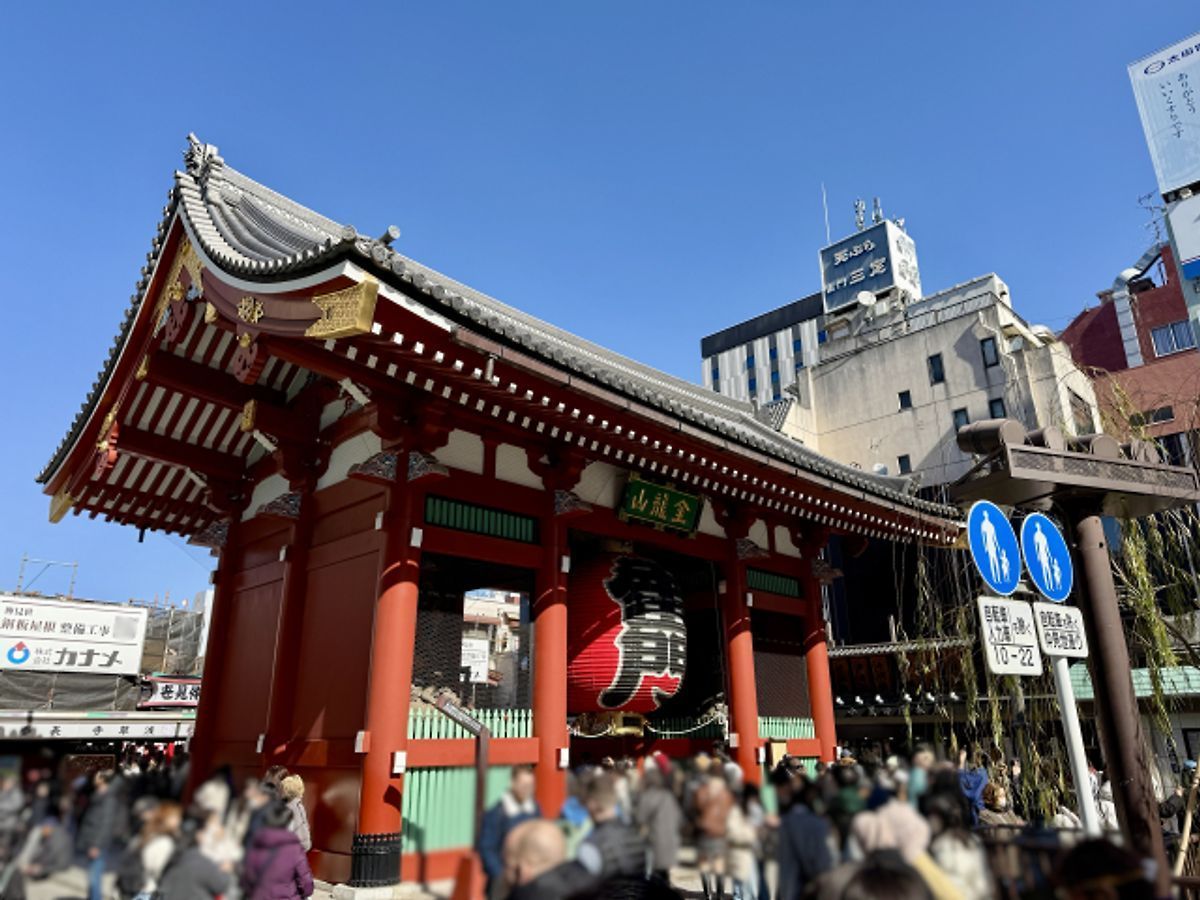 Springtime at Senso-ji Temple Kaminarimon